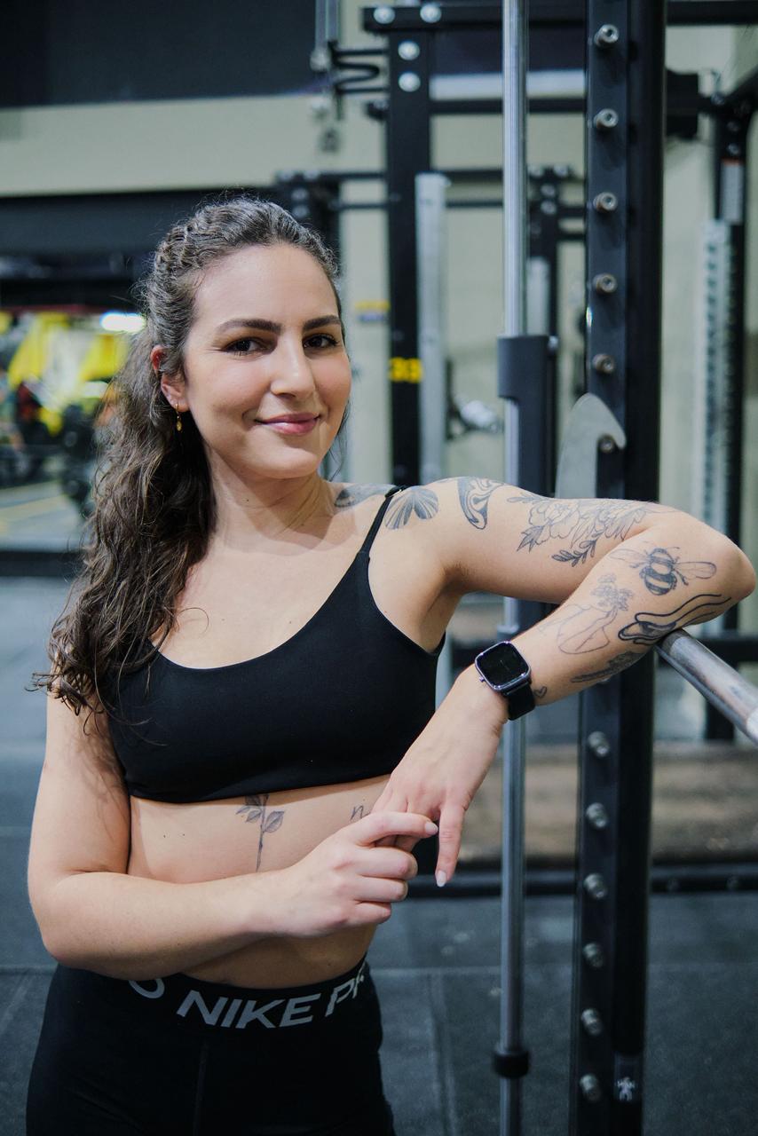 Carol Benedito, personal trainer, na academia