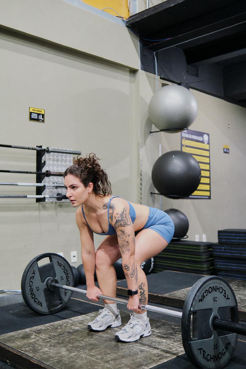 Carol Benedito acompanhando um treino